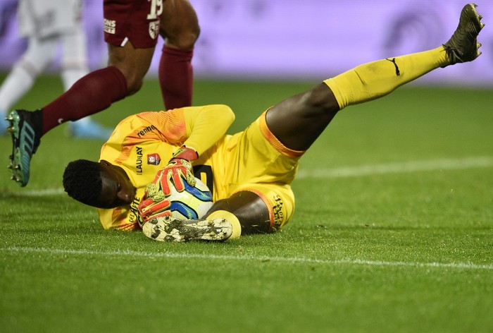 Rennes Senegalese goalkeeper Edouard Mendy stops the ball during the French L1 football match between Metz (FCM) and Rennes (Stade Rennais) at Saint Symphorien stadium in Longeville-les-Metz, eastern France, on December 4, 2019. (Photo by JEAN-CHRISTOPHE VERHAEGEN / AFP)