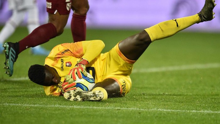 Rennes Senegalese goalkeeper Edouard Mendy stops the ball during the French L1 football match between Metz (FCM) and Rennes (Stade Rennais) at Saint Symphorien stadium in Longeville-les-Metz, eastern France, on December 4, 2019. (Photo by JEAN-CHRISTOPHE VERHAEGEN / AFP)