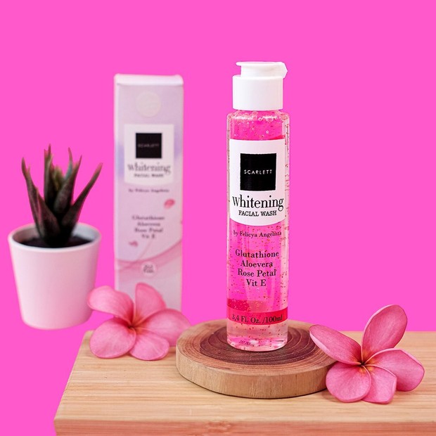 facial wash/instagram.com/scarlett_whitening produk Scarlett Facial Wash ini bernuansa pink putih untuk bagian kotak luarnya dan nuansa bening transparant di bagian dalam