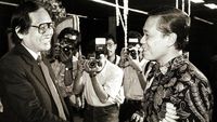 Jakob Oetama dalam Bingkai Foto Bersama Tokoh-Pendiri Bangsa