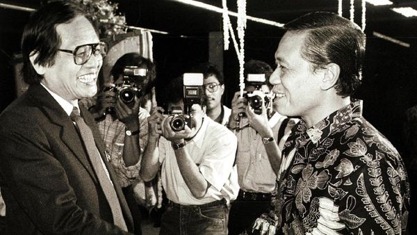 Jakob Oetama dalam Bingkai Foto Bersama Tokoh-Pendiri Bangsa