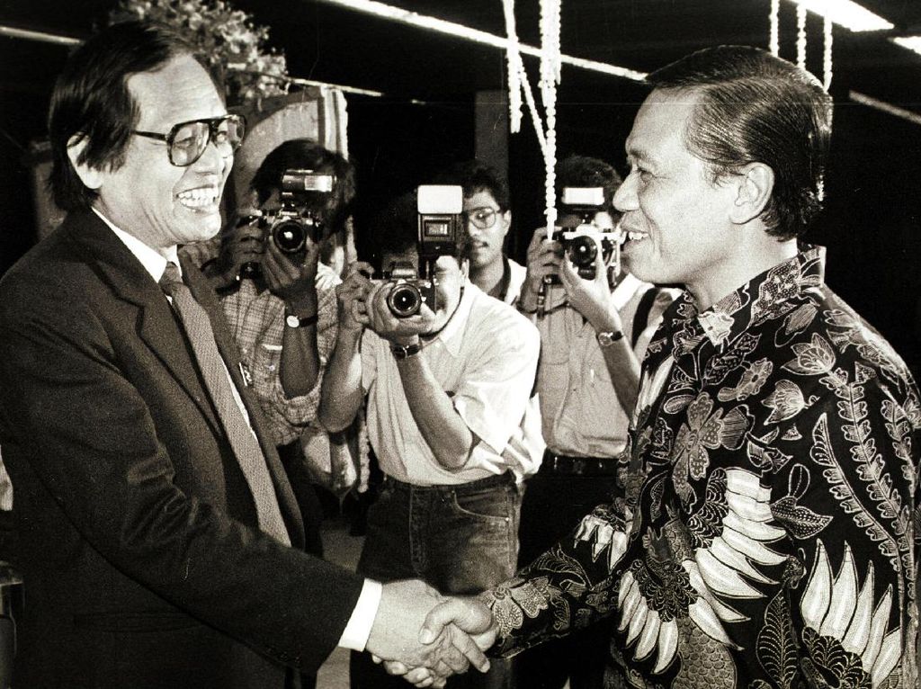 Jakob Oetama dalam Bingkai Foto Bersama Tokoh-Pendiri Bangsa Jakob Oetama dalam Bingkai Foto Bersama Tokoh-Pendiri Bangsa
