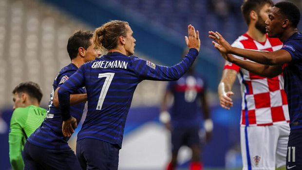 France's Antoine Griezmann celebrates after scoring his first goal during a UEFA Nations League soccer match against Croatia at the Stade de France stadium in Saint-Denis, north of Paris, France, Tuesday, Sept. 8, 2020. (AP Photo/Francois Mori)