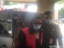 Berkerudung Abu-abu, Pinangki Diperiksa di Kejaksaan Agung