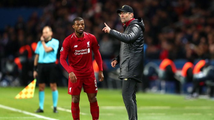 PARIS, FRANCE - NOVEMBER 28:  Jurgen Klopp, Manager of Liverpool speaks to Georginio Wijnaldum of Liverpool during the UEFA Champions League Group C match between Paris Saint-Germain and Liverpool at Parc des Princes on November 28, 2018 in Paris, France.  (Photo by Clive Rose/Getty Images)