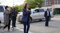 Foto: Gaya Santuy Kamala Harris Kampanye Pakai Sneaker yang Curi Perhatian