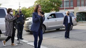Foto: Gaya Santuy Kamala Harris Kampanye Pakai Sneaker yang Curi Perhatian