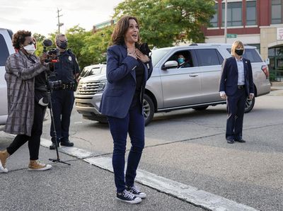 Foto: Gaya Santuy Kamala Harris Kampanye Pakai Sneaker yang Curi Perhatian