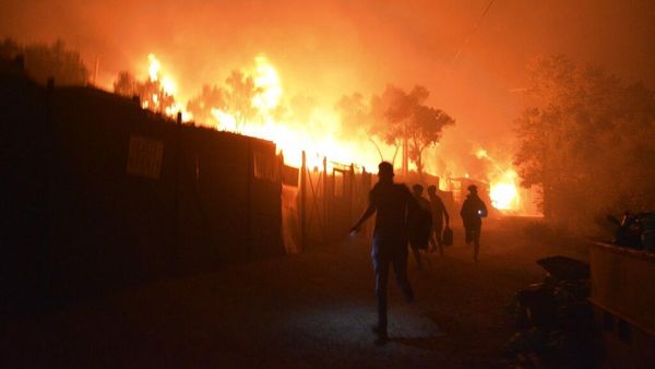 Kamp Pengungsian Terbesar di Yunani Terbakar