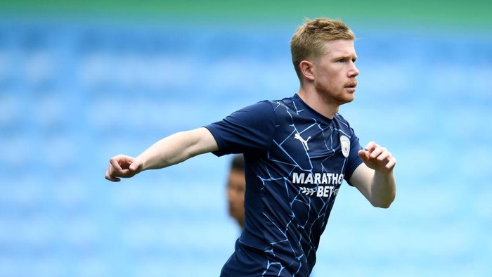 MANCHESTER, ENGLAND - JULY 26: Kevin De Bruyne of Manchester City warms up prior to the Premier League match between Manchester City and Norwich City at Etihad Stadium on July 26, 2020 in Manchester, England.Football Stadiums around Europe remain empty due to the Coronavirus Pandemic as Government social distancing laws prohibit fans inside venues resulting in all fixtures being played behind closed doors. (Photo by Peter Powell/Pool via Getty Images)