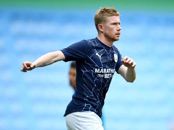 MANCHESTER, ENGLAND - JULY 26: Kevin De Bruyne of Manchester City warms up prior to the Premier League match between Manchester City and Norwich City at Etihad Stadium on July 26, 2020 in Manchester, England.Football Stadiums around Europe remain empty due to the Coronavirus Pandemic as Government social distancing laws prohibit fans inside venues resulting in all fixtures being played behind closed doors. (Photo by Peter Powell/Pool via Getty Images)