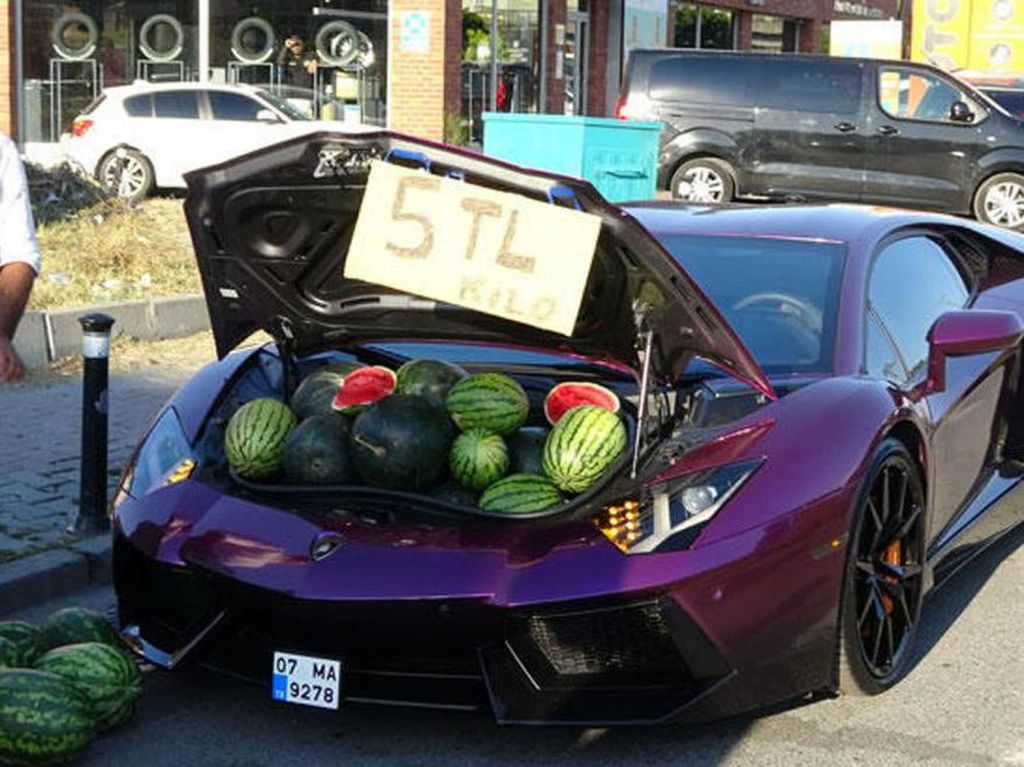 Tajir! Pria Ini Jual Semangka di Pinggir Jalan Pakai Lamborghini Tajir! Pria Ini Jual Semangka di Pinggir Jalan Pakai Lamborghini