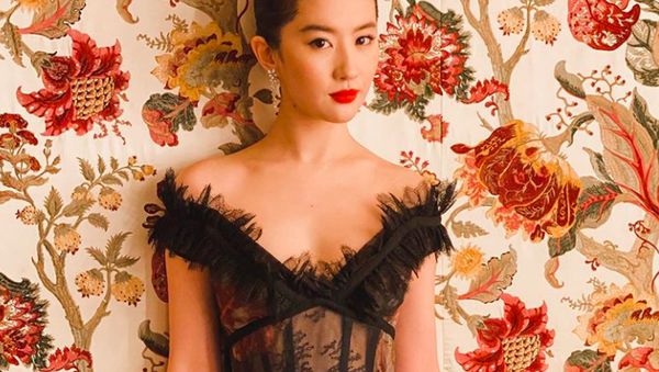 Pesona Si Cantik Pemeran Mulan yang Dikritik Netizen