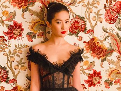 Pesona Si Cantik Pemeran Mulan yang Dikritik Netizen