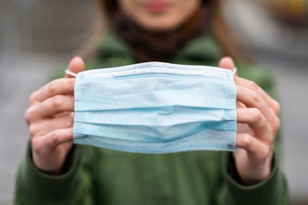 pilih masker kain yang tepat. Misalnya saja yang terbuat dari bahan katun karena lebih memungkinkan kulit untuk bisa bernapas