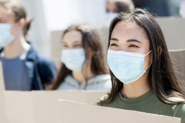 Biasanya, masker yang digunakan sehari-hari ini bisa menyerap minyak alami kulit sehingga membuatnya menjadi kering.
