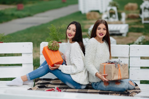 Saling memberi hadiah menjadi salah satu akrab dengan saudara kandung