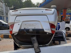 Penampakan Mobil Terbalik Usai Tabrak Tiang di GT Cibubur 1 Penampakan Mobil Terbalik Usai Tabrak Tiang di GT Cibubur 1