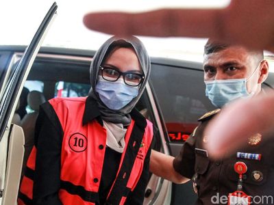 Penampakan Jaksa Pinangki Berkerudung Abu-abu