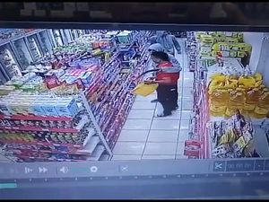 Video Perampok Bercelurit Satroni Minimarket di Bekasi