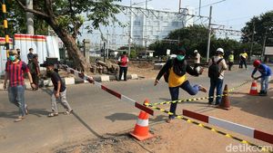 Perlintasan KA Ditutup, Warga Nekat Mengolong