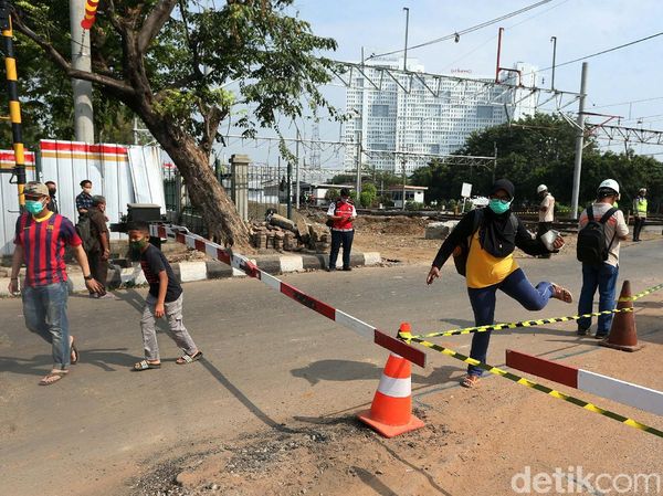 Perlintasan KA Ditutup, Warga Nekat Mengolong