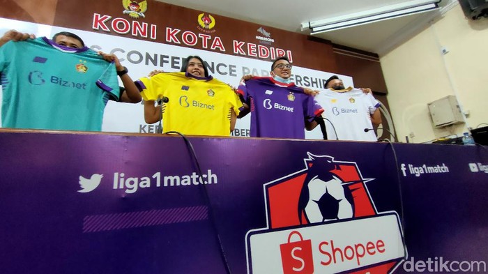 Persik Kediri pamer jersey baru.
