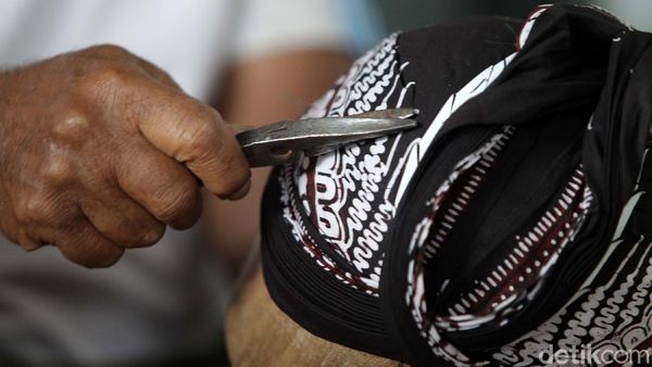 Potret Perajin Blangkon Langganan Kraton, Pejabat hingga Artis