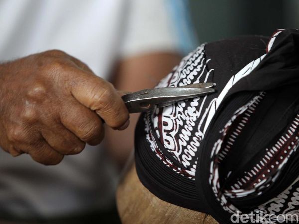 Potret Perajin Blangkon Langganan Kraton, Pejabat hingga Artis