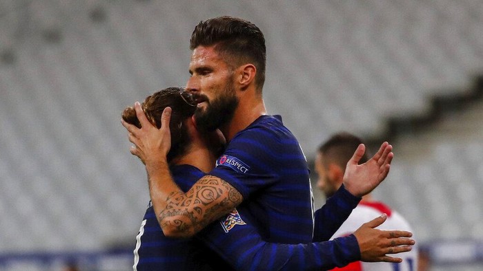 Frances Olivier Giroud, right, is congratulated by Antoine Griezmann after scoring a penalty shoot during a UEFA Nations League soccer match against Croatia at the Stade de France stadium in Saint-Denis, north of Paris, France, Tuesday, Sept. 8, 2020. (AP Photo/Francois Mori)