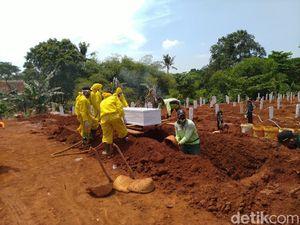 Begini Proses Pemakaman COVID di TPU Pondok Ranggon yang Tersisa 1.100 Begini Proses Pemakaman COVID di TPU Pondok Ranggon yang Tersisa 1.100
