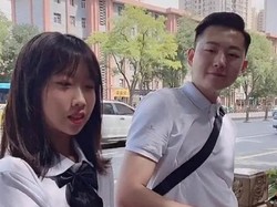 Pria Ini Jadi Viral Karena Wajahnya Awet Muda, Sering Dikira Pacar Anaknya