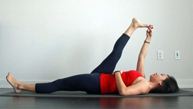 Reclining Hand-to-Big Toe Stretc/pinterest.com Reclining Hand-to-Big Toe Stretc merupakan peregangan untuk mengendurkan otot-otot