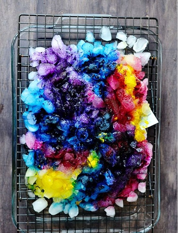 Rendam pada soda ash/pinterest.com/brepea Jika ingin pewarna menyebar lebih jauh ke pakaian, maka rendam pada larutan soda ash.