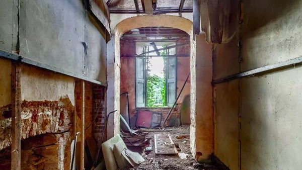 10 Penampakan Rumah Hantu Dijual Rp 7,6 M, Bikin Merinding