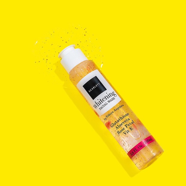 scarlett facial wash/instagram.com/scarlett_whitening Scarlett Facial Wash sendiri mengandung Glutathione, Vitamin E, aloe vera dan juga rose petals