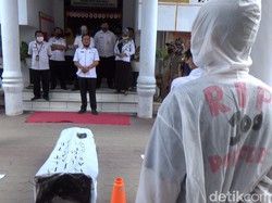 Massa Ber-APD-Bawa Keranda Protes Konser Deklarasi Cagub Puhuwato