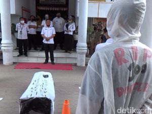 Massa Ber-APD-Bawa Keranda Protes Konser Deklarasi Cagub Puhuwato Massa Ber-APD-Bawa Keranda Protes Konser Deklarasi Cagub Puhuwato