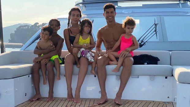 Seksi Berat, Pacar Cristiano Ronaldo Pamer Lekuk Tubuh Aduhai