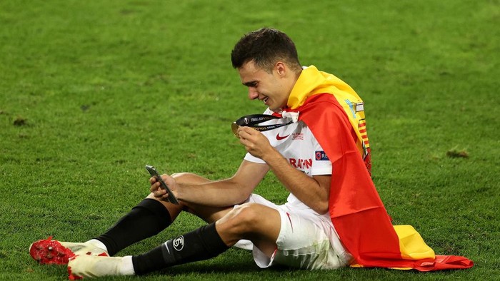 COLOGNE, GERMANY - AUGUST 21: Sergio Reguilon of Sevilla celebrates with his winners medal on facetime following his teams victory in the UEFA Europa League Final between Seville and FC Internazionale at RheinEnergieStadion on August 21, 2020 in Cologne, Germany. (Photo by Lars Baron/Getty Images)