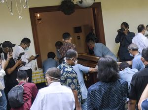 Video Momen Kedatangan Jenazah Jakob Oetama di Rumah Duka Video Momen Kedatangan Jenazah Jakob Oetama di Rumah Duka