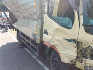 Rem Blong, Truk Fuso Penyok Hantam Roller Barrier di Cikidang Sukabumi