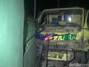 Sebuah Truk Tabrak Rumah Warga di Sumedang
