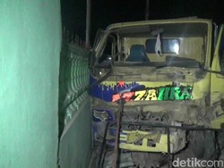 Sebuah Truk Tabrak Rumah Warga di Sumedang