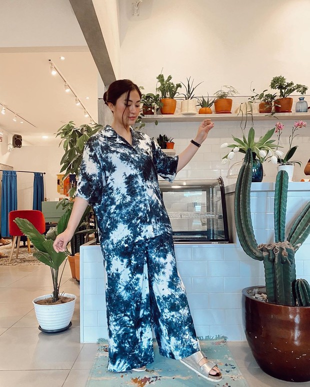 Tyna Kanna Mirdad Memakai Tie Dye Set