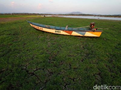 Foto Waduk Gajah Mungkur Mengering di Musim Kemarau