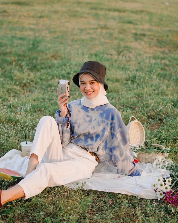 Yure Zalina menggunakan oversized tie dye