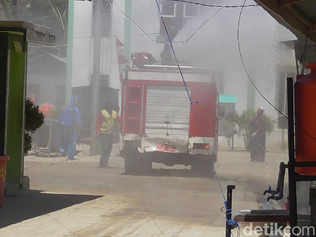 315 Santri Ponpes di Polman Reaktif, Lockdown Lokal Dinilai Tak Efektif 315 Santri Ponpes di Polman Reaktif, Lockdown Lokal Dinilai Tak Efektif