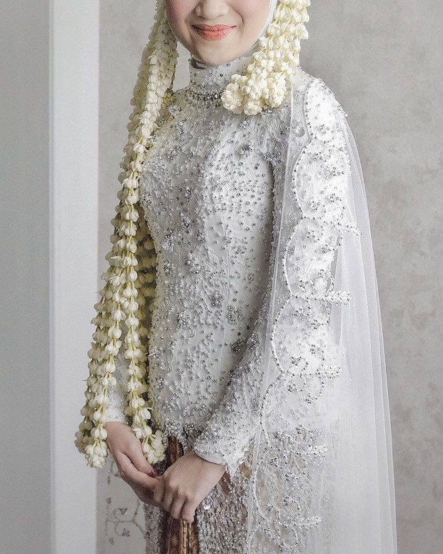 kebaya yang ciamik menjadi salah satu impian semua pengantin. kamu bisa wujudkan bersama desainer renzila zuardi