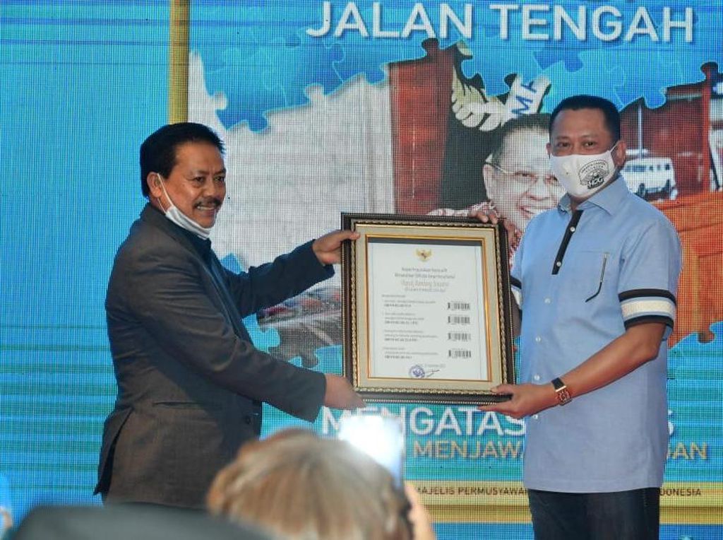 Ultah, Ketua MPR Terbitkan 2 Buku tentang Pandemi sampai Papua Ultah, Ketua MPR Terbitkan 2 Buku tentang Pandemi sampai Papua